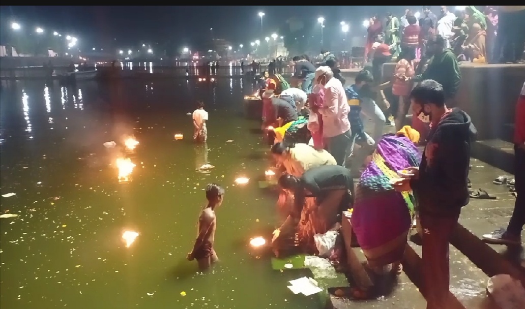 कार्तिक पूर्णिमा पर शिप्रा के तटों पर जुटी भीड़, शाम को दीपदान