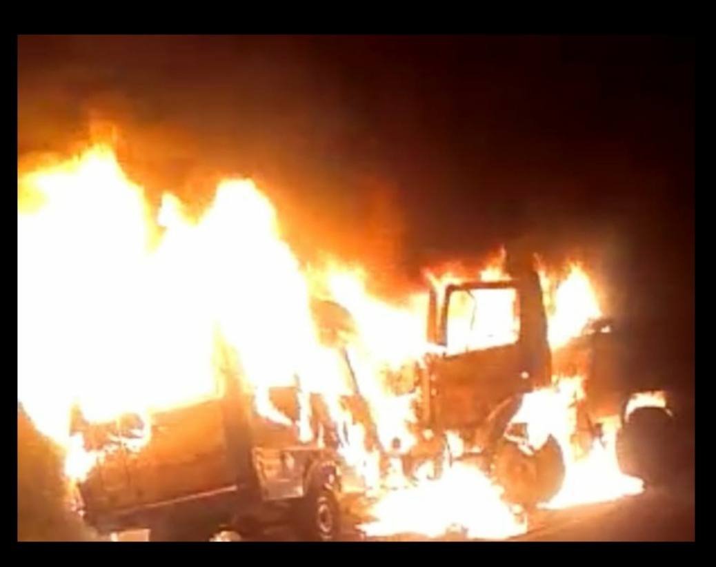 टक्कर के बाद दो वाहनों में लगी आग, उज्जैन के 3 लोग जिंदा जले