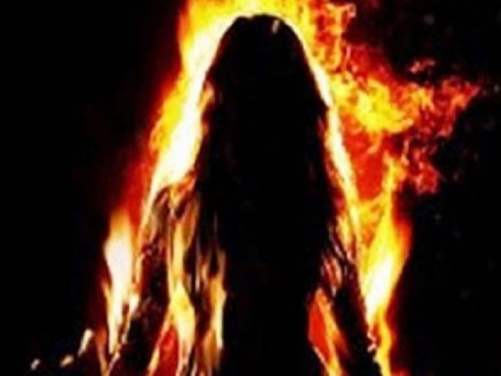 चरित्र शंका में पत्नी को पीट-पीटकर कर दी हत्या, सबूत मिटाने के लिए खेत पर जलाया