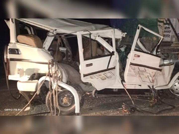 उत्तर प्रदेश में सड़क हादसा बारातियों को लेकर लौट रही जीप ट्रक से टकराई 6 बच्चों सहित 14 की मौत