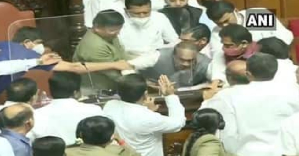 कर्नाटक विधान परिषद में तार-तार हुई सदन की मर्यादा, कांग्रेस MLC ने स्पीकर को कुर्सी से खींचा