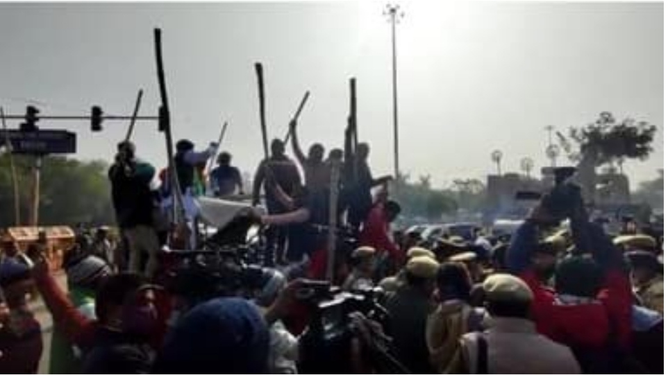 किसान दिल्ली के चारों ओर ट्रैक्टर मार्च निकाल रहे, 60 हजार ट्रैक्टर शामिल होने का दावा