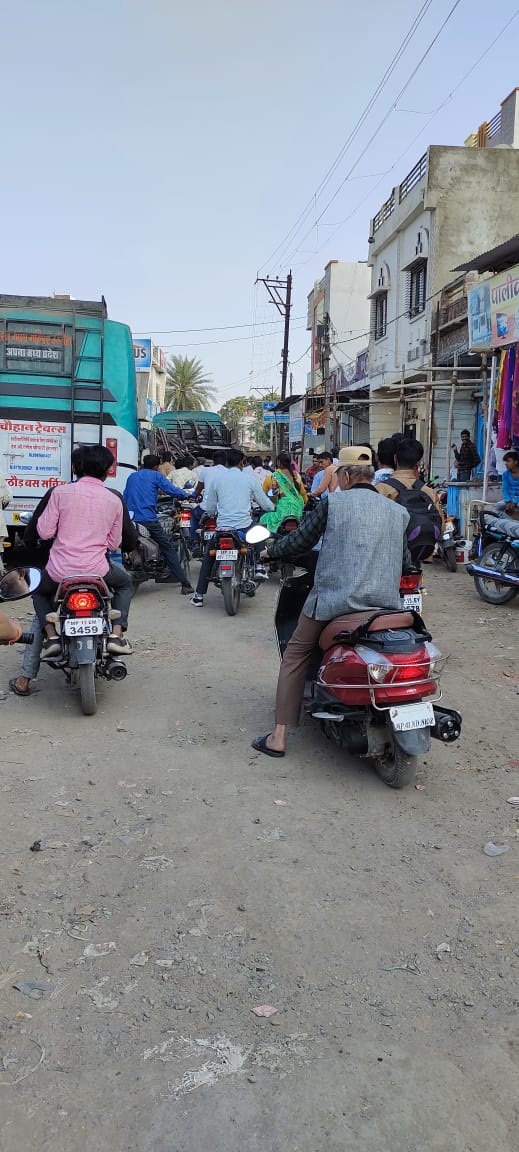 बमनई रोड पर लग रहा आए दिन जाम, राहगीर परेशान