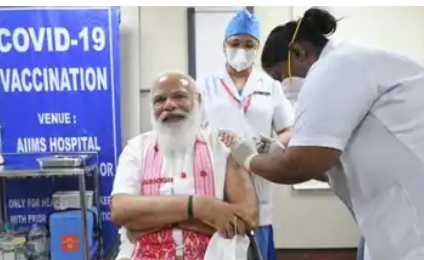 वैक्सीन लगवाने के बाद नर्स से बोले प्रधानमंत्री नरेंद्र मोदी, लगा भी दी पता ही नहीं चला
