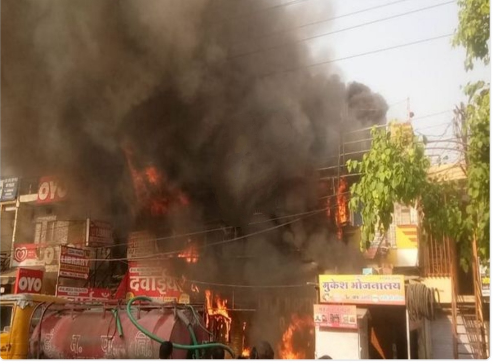 इंदौर में भीषण हादसा:नौलखा चौराहे पर मेडिकल शॉप, रेस्टोरेंट सहित छह दुकानें जलकर राख, भीतर सो रहे रेस्टोरेंट के मालिक के भाई की जलने से मौत