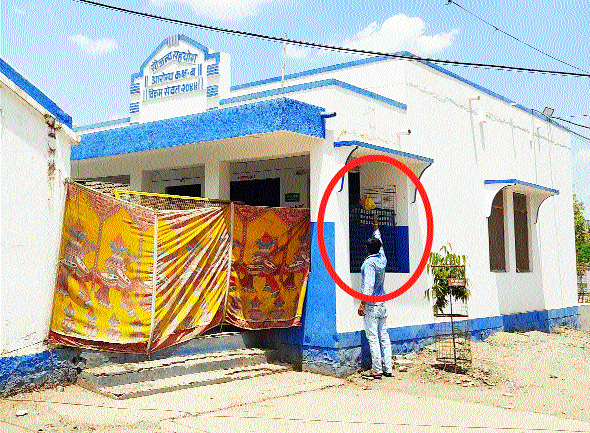 महिदपुरः  शासकीय चिकित्सालय में सुरक्षित नहीं है कोविड आइसोलेशन वार्ड