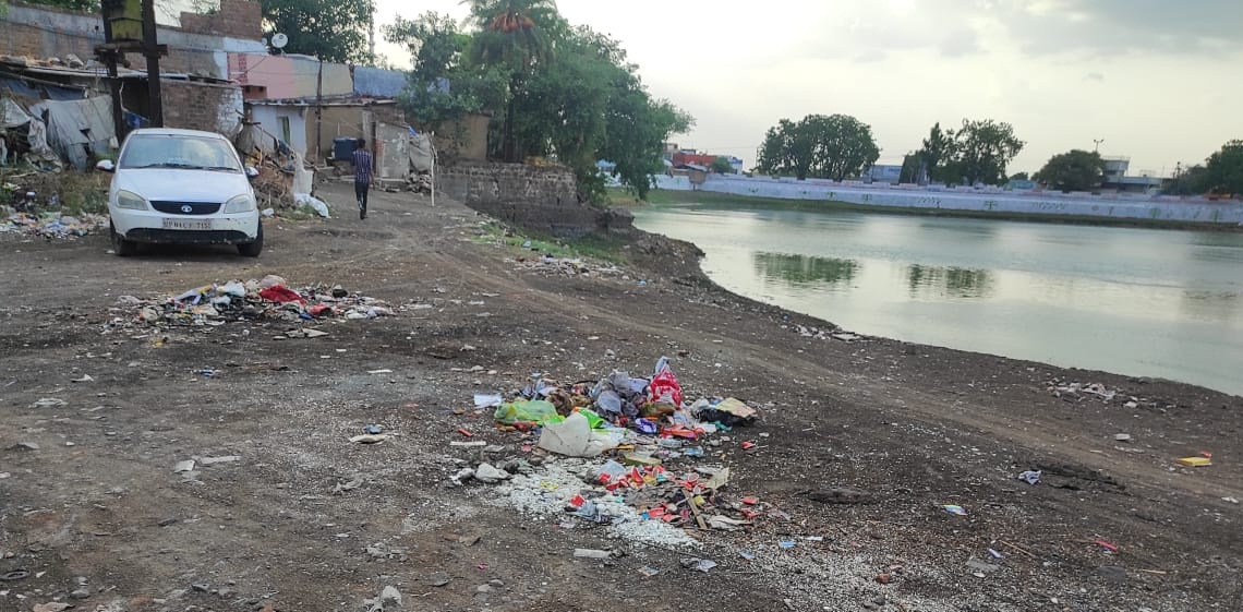 खाचरौद : नगर की प्राचीन धरोहर को बचाने के लिए युवा टीम आई आगे जनसहयोग से तालाब की साफ कर कई टन कचरा निकाला
