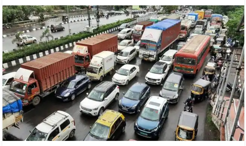 महाराष्ट्र में भी आज से शुरू हुआ अनलॉक, मुंबई समेत कई शहरों में लगा जाम, ट्रेनों पर अब भी जारी है रोक