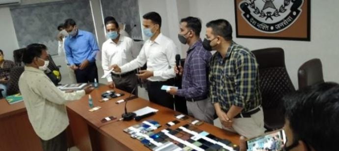 रतलाम पुलिस ने 10 लाख रुपए कीमत के 70 मोबाइल मालिकों को लौटाए