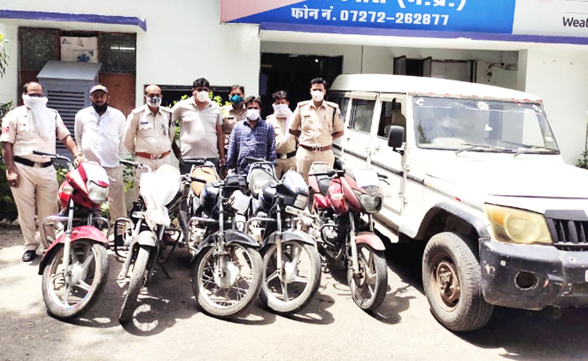 चैकिंग में पकड़ाया वाहन चोर, एक बोलेरो सहित चोरी की पांच मोटरसाइकिले बरामद