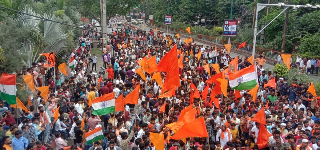 हिंदूवादी संगठन सडक़ पर उतरे, चामुंडा चौराहे पर जंगी प्रदर्शन, सडक़ पर लिख दिया पाकिस्तान मुर्दाबाद
