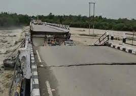 देहरादून-ऋषिकेश मार्ग पर रानीपोखरी पुल गिरा, कई गाड़ियां नदी में बहीं