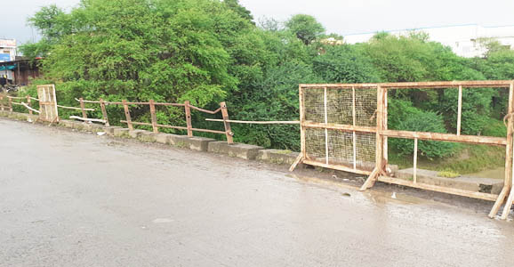 Badnaga chamla bridge railing damage