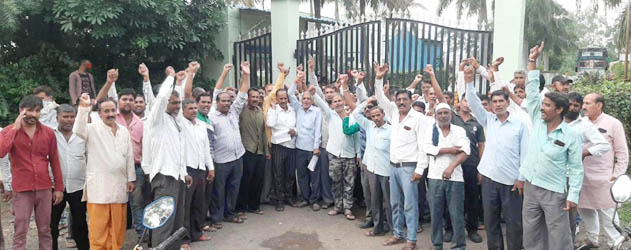 बंद एस. कुमार्स कंपनी के श्रमिकों की अनिश्चितकालीन हड़ताल शुरू