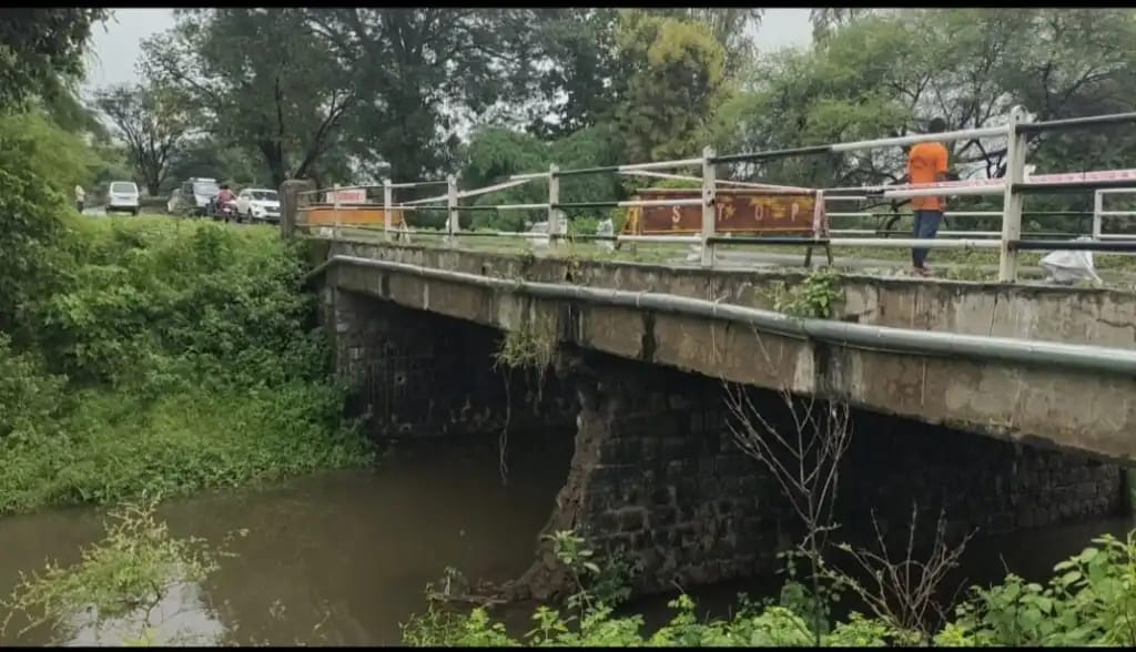  झाबुआ NH-18 :  थांदला-पेटलावद के बीच सेमलपाड़ा पुल का पिलर टूटा बड़े वाहनों के आवाजाही पर रोक