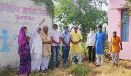 शिक्षक का तबादला रुकवाने रामनगर के ग्रामीणों ने लगाई सांसद-कलेक्टर से गुहार