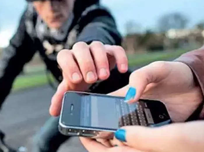 दो दुकानों से 150 से ज्यादा मोबाइल फोन चोरी