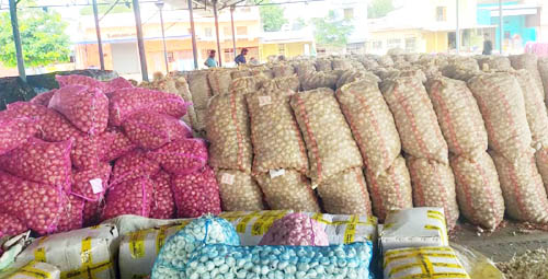जावरा मंडी: व्यापारियों का माल प्लेटफॉर्म और किसानों की उपज नीचे