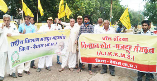 रेल रोको आंदोलन: रेलवे स्टेशन के गेट तक पहुंचे किसान, समझाइश के बाद टाला आंदोलन