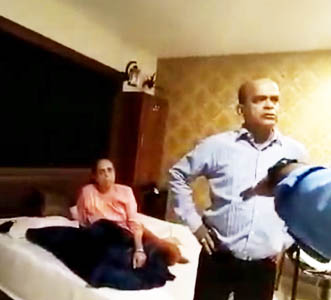 महाकाल क्षेत्र की होटल में पिता-पुत्र और प्रेमिका का ड्रामा: जयपुर की अधिकारी 62 वर्षीय प्रेमी के साथ पकड़ाई