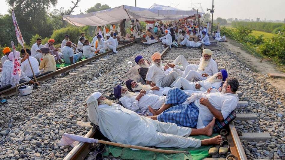 किसान आंदोलनः कई राज्यों में ट्रेनें रोकी, यात्री परेशान