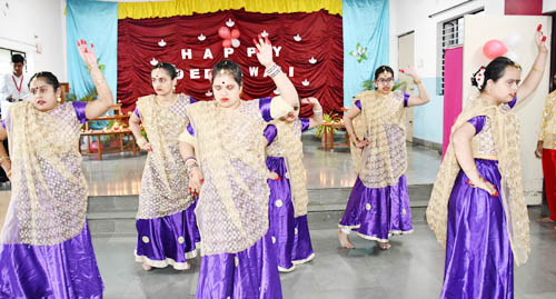 मनोविकास विद्यालय में दिव्यांग बच्चों के साथ दीपावली मनाई