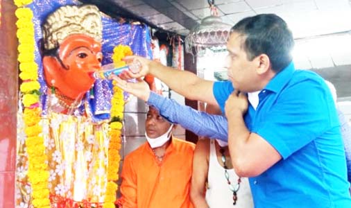 नगर पूजा: महालया और महामाया देवी को लगाया शराब भोग, बिना धार टूटे 27 किमी तक सडक़ पर डाली गई मदिरा