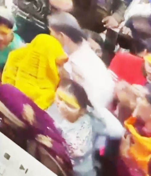 गुजरात की महिला श्रद्धालु के गले से उड़ाई चेन