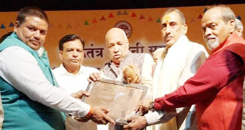 प्रभारी मंत्री ने किया महिदपुर के मीसाबंदियो का सम्मान