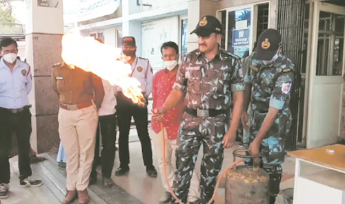 एनडीआरएफ की टीम ने अस्पताल स्टाफ को दिया आग पर काबू पाने का प्रशिक्षण