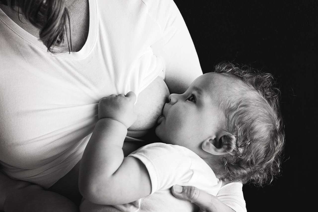 माँ का दूध शिशु के लिए पहला टीका