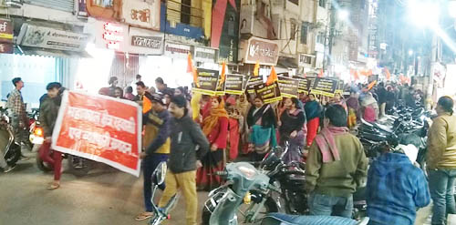 महाकाल क्षेत्र के रहवासियों ने निकाली विरोध रैली