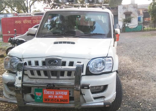 भाजपा जिला अध्यक्ष के नाम की फर्जी नेम प्लेट लगाकर घूम रहा वाहन पुलिस ने पकड़ा, ड्रायवर फरार