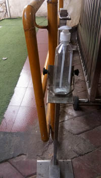 कोरोना से ऐसी सुरक्षा व्यवस्था: सैनिटाइजर बोतल गेट पर घंटों खाली लगी रही