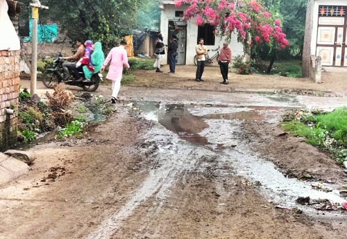 गंदे पानी की निकासी की व्यवस्था ठीक नहीं गांव के रास्तों पर पसरी गंदगी