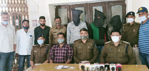 इंदौर के दंपति के साथ लूट के तीन आरोपी गिरफ्तार, दो फरार