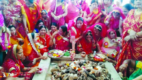 महाशिवरात्रि: माता पूजन के लिये शीतला के दरबार में पहुंचे शिव-पार्वती
