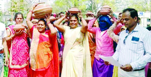 नगरपालिका कार्यालय के बाहर महिलाओं ने पानी से भरी मटकियां फोडक़र जताया विरोध