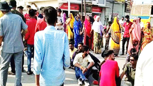 डीपी को शिफ्ट करने किए जाने के विरोध में रहवासियों ने किया चक्काजाम