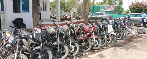 देवास पुलिस ने पकड़ा अंतर्राज्यीय वाहन चोर गिरोह, दो कार-22 बाइक सहित 40 लाख के वाहन बरामद