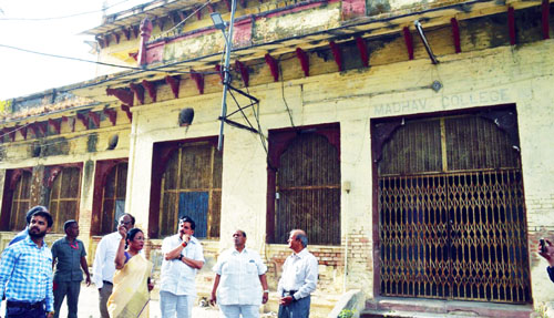 माधव कॉलेज की पुरानी बिल्डिंग का निरीक्षण करते मंत्री व अन्य।