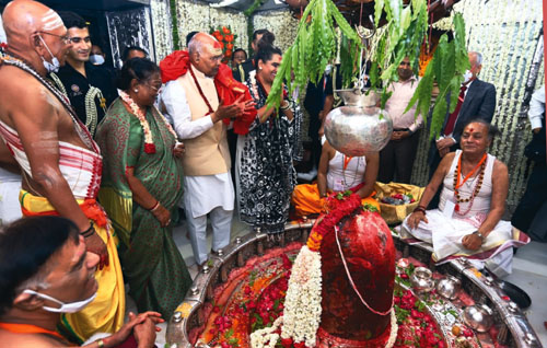 महाकाल मंदिर में पूजन के लिए पहुंचे राष्ट्रपति रामनाथ कोविंद।