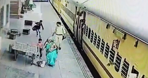 महिला ने चलती ट्रेन से दो बच्चों को फैंका फिर खुद भी कूद गई, आरक्षक ने बचाया