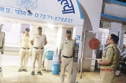 रात्रि गश्त में लापरवाही बरतने पर देवास जिले के दो पुलिसकर्मी निलंबित