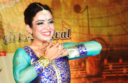बनारस के घाट पर खुशबू ने शिव स्तुति नृत्य की प्रस्तुति दी