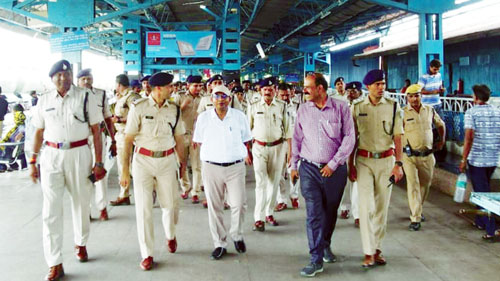 अग्निपथ योजना : भारी पुलिस बल के साथ रेलवे स्टेशन पर सर्चिंग