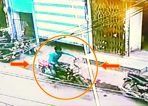 दिनदहाड़े बाइक चोरी, सीसीटीवी केमरे में कैद हुई घटना