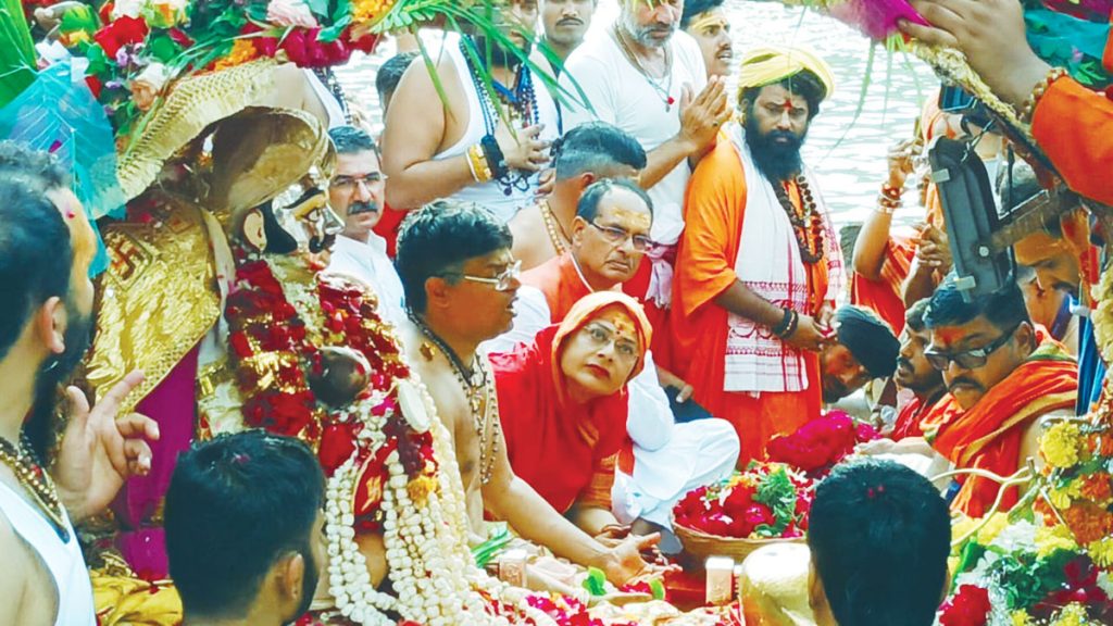 शिप्रा तट पर भगवान महाकालेश्वर की सवारी के पूजन के दौरान मौजूद मुख्यमंत्री शिवराज सिहं व पत्नी साधना सिंह।