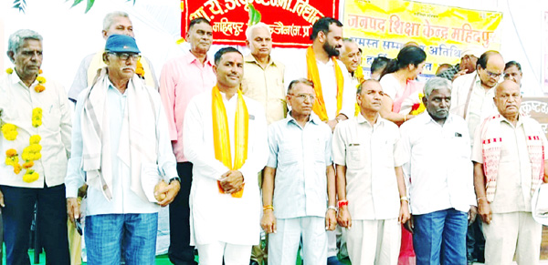 भाजपा नेताओं ने शिक्षक सम्मान समारोह की गरिमा को किया तार-तार