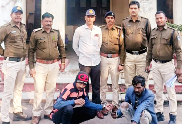 बाइक पर से लाखों रुपये से भरा झोला लेकर फरार आरोपी गिरफ्तार